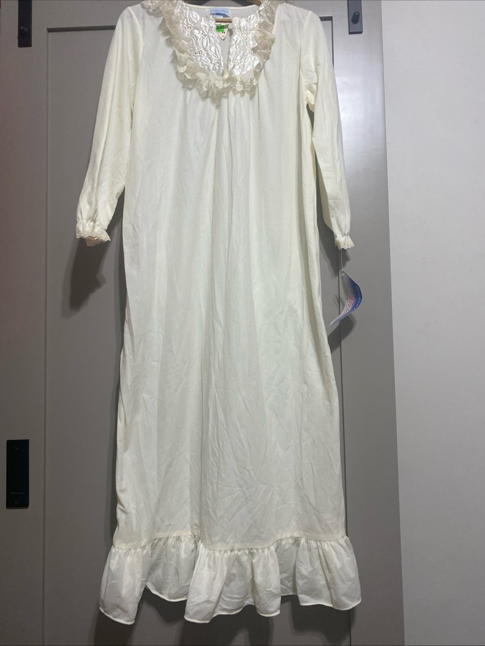 Vtg 80’s Women's Cream Long Sleeve Lace-Trim Nightgown - Classic Sleepwear